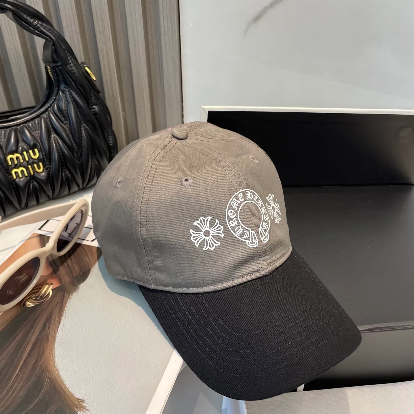 P60 Crow Heart 🆕🆕New color-blocked baseball cap, personalized fashion classic cross logo, casual with a cool feeling, unisex style, same style for men and women! Very easy to match! Head circumference: 56-58cm is available